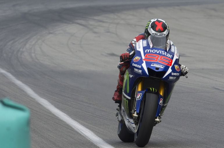 KUALA LUMPUR, MALAYSIA - OCTOBER 25: Jorge Lorenzo of Spain and Movistar Yamaha MotoGP heads down a straight during the MotoGP race during the MotoGP Of Malaysia at Sepang Circuit on October 25, 2015 in Kuala Lumpur, Malaysia. (Photo by Mirco Lazzari gp/Getty Images)