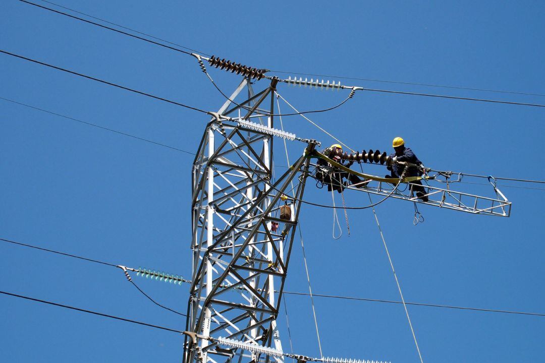 Operaris d'Endesa treballant en una línia d'alta tensió