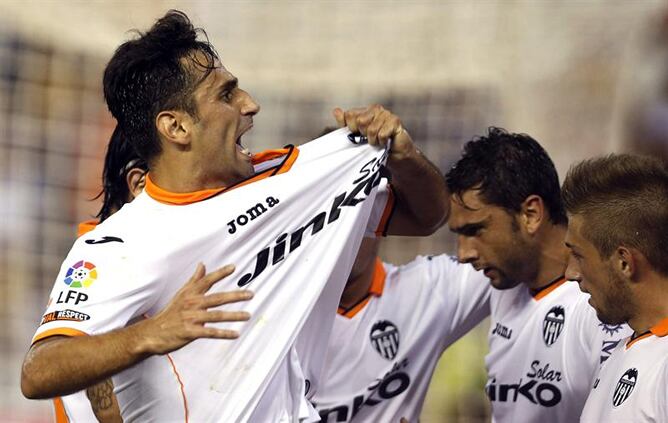 El jugador del Valencia, Jonas Goncalves celebra el primer gol marcado al Sevilla durante el partido de la quinta jornada de la Liga BBVA