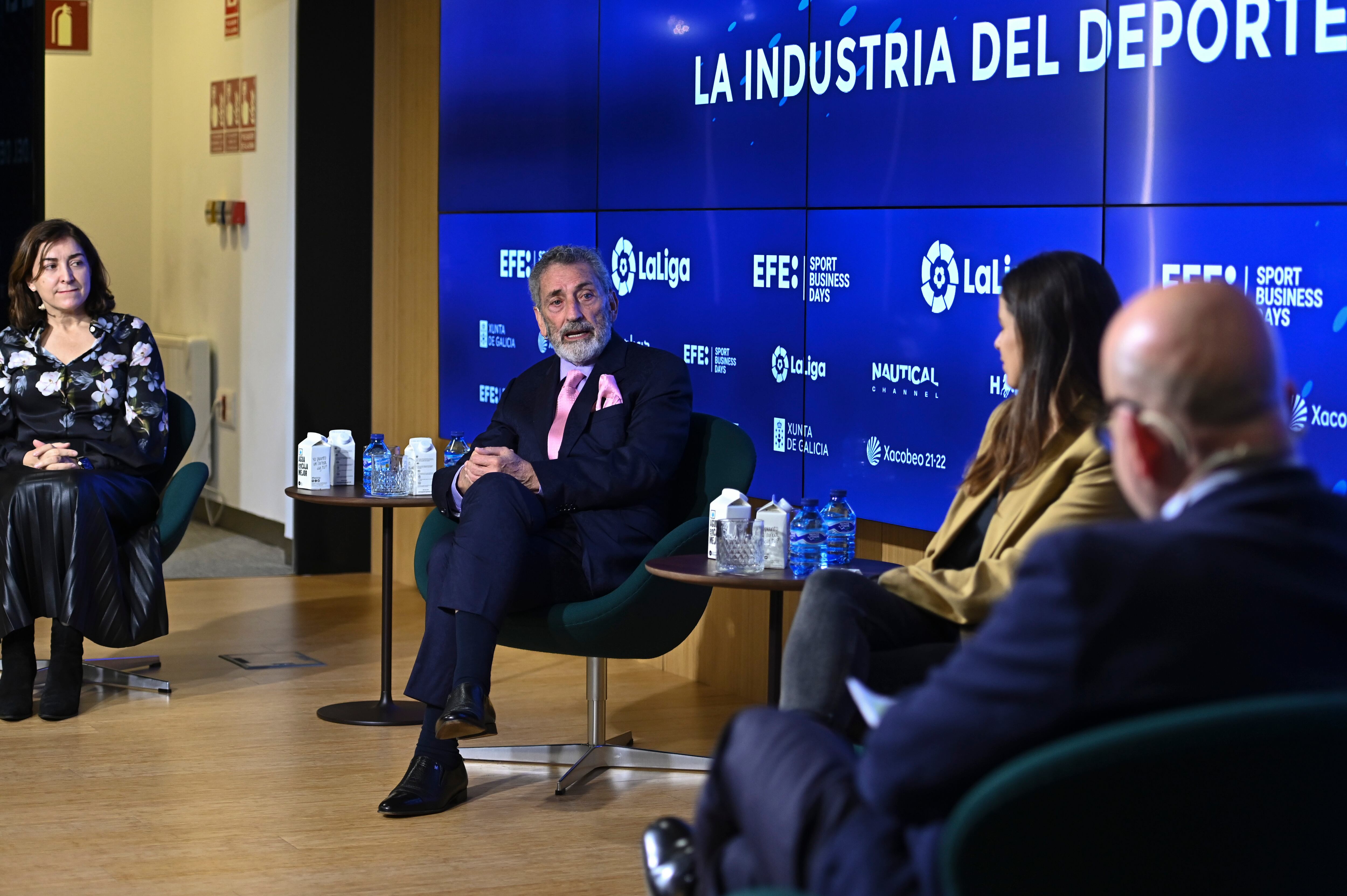 (De izq a der) Carmen Lence, CEO del grupo Lence-Leche Río;Carlos Mouriño, presidente del Real Club Celta; y Sofía Toro, gerente del Clúster de la Industria del Deporte de Galicia, participan en el Foro Efe Sport Business "La industria del deporte en Galicia" celebrado este miércoles en Madrid. EFE/ Fernando Villar