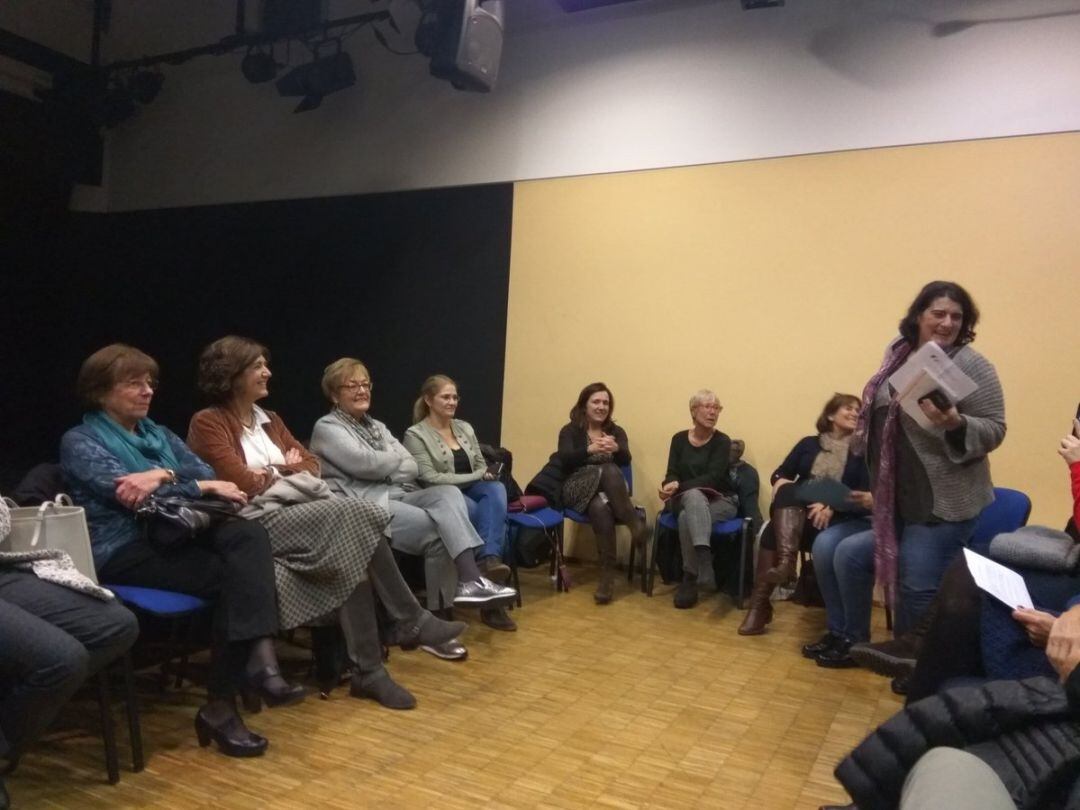 Un moment de l'assemblea contitutiva d'Acció Feminista.