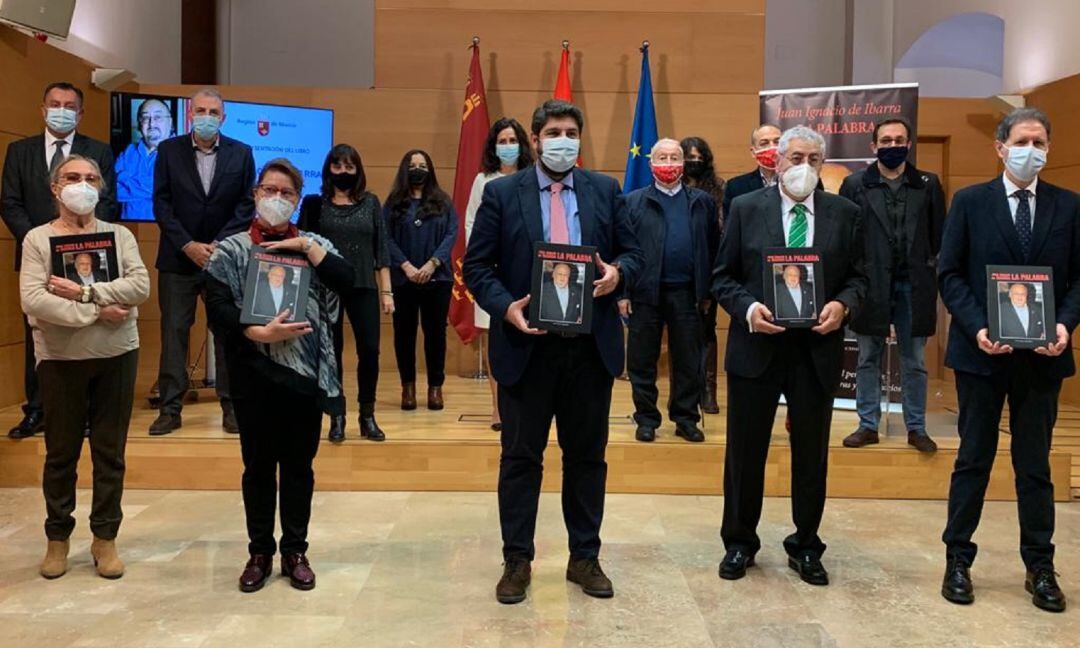 El presidente de la Región de Murcia, Fenando López Miras, al centro de la imagen tras la presentación del libro-homenaje a Juan Ignacio de Ibarra junto a su familia, amigos, compañeros de profesión y representantes del Real Murcia