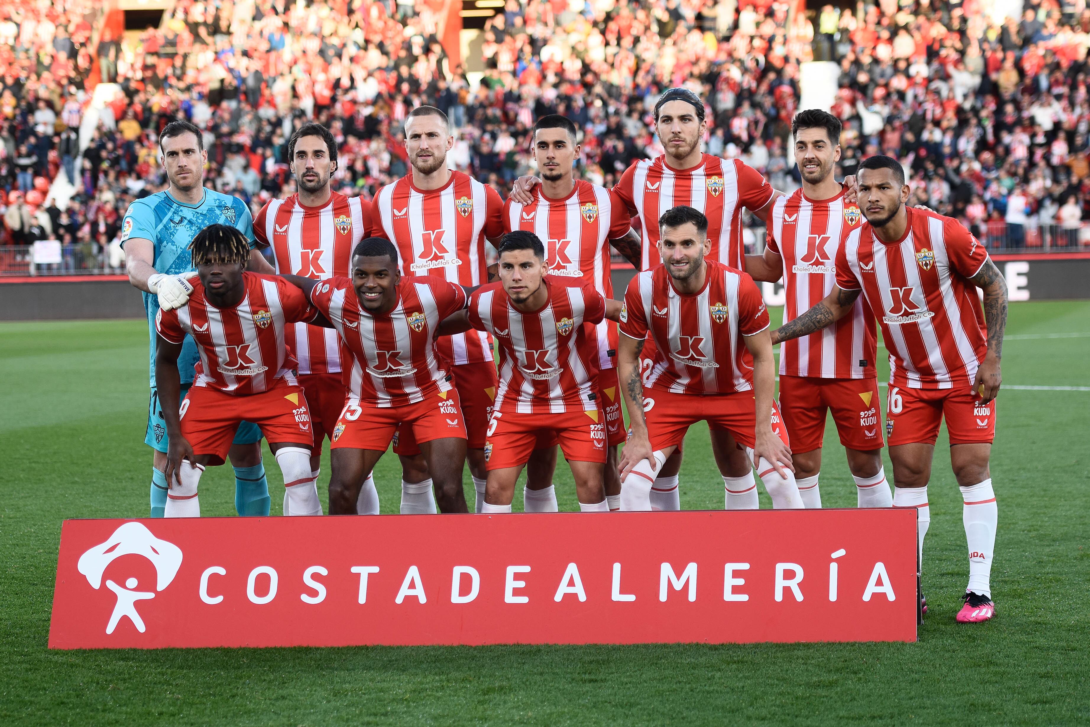 El once del Almería ante el Barça con Eguaras titular.