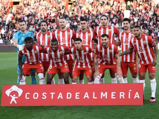 El once del Almería ante el Barça con Eguaras titular.