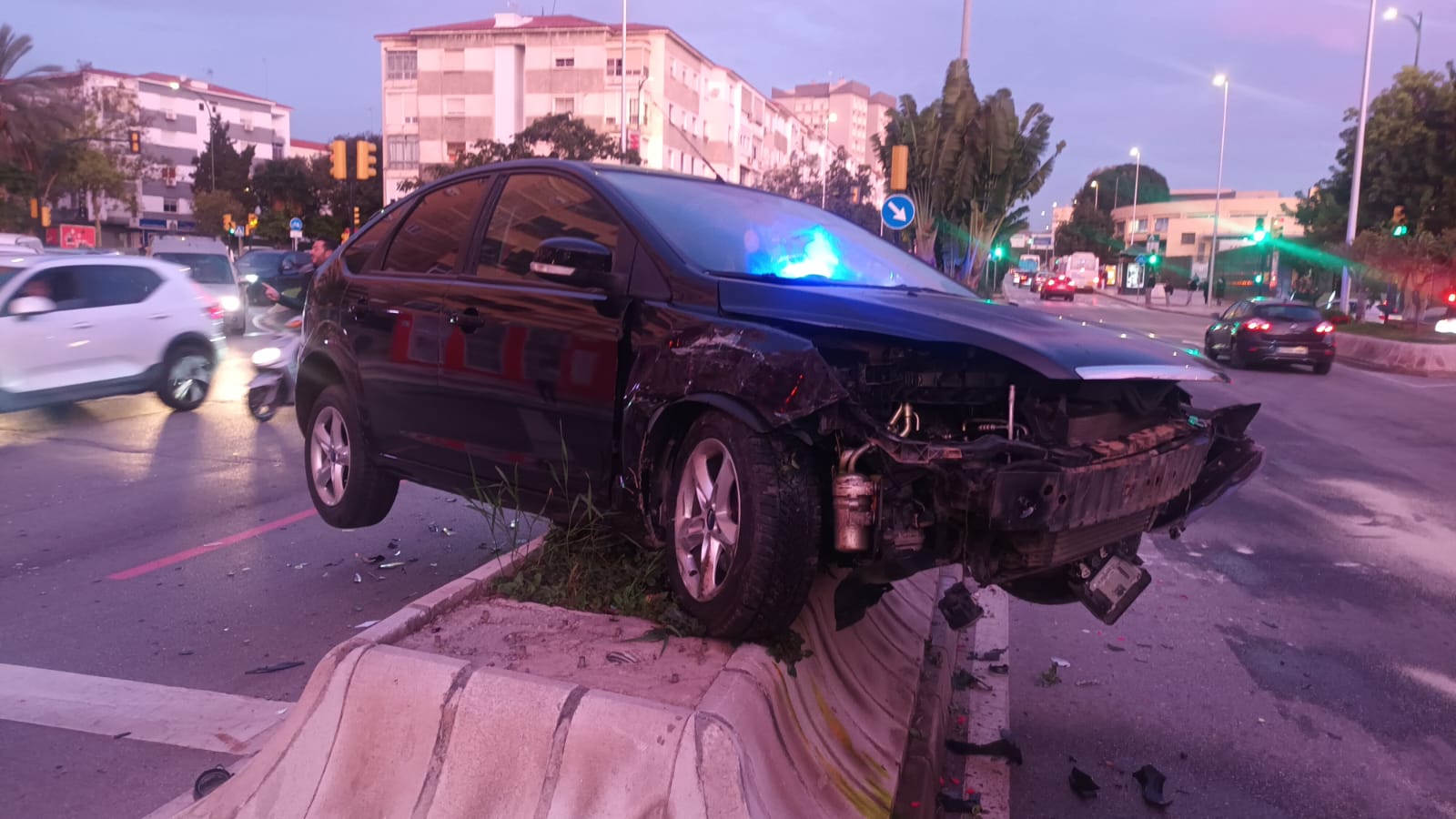 El coche ha quedado sobre la mediana en Barbarela (Málaga)