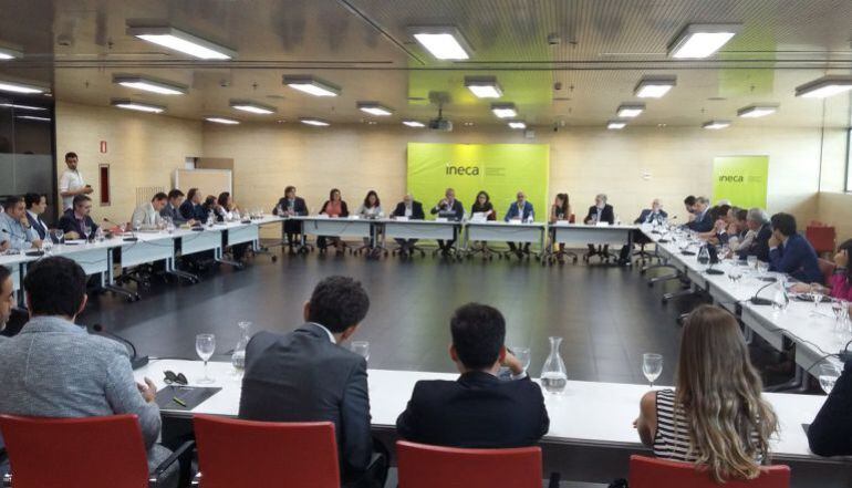 Foto de archivo de una reunión entre miembros del gobierno valenciano y grupos de lobbies