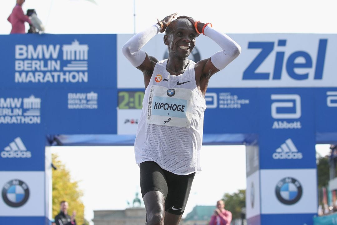 Momento en el que Kipchogue llegaba a meta, batiendo el récord mundial