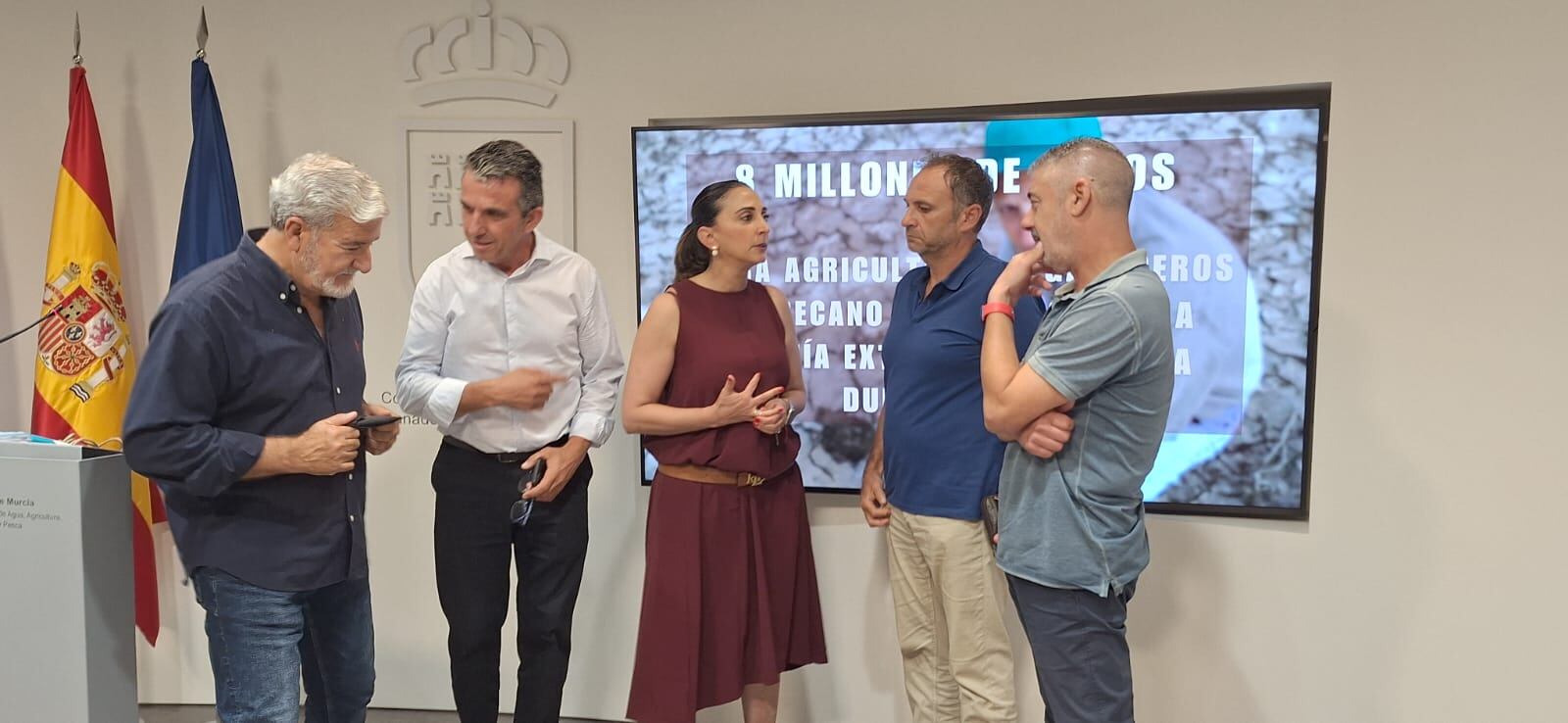 La consejera de Agua, Agricultura, Ganadería y Pesca, Sara Rubira, con los representantes de Coag, Asaja, UPA y Fecoam