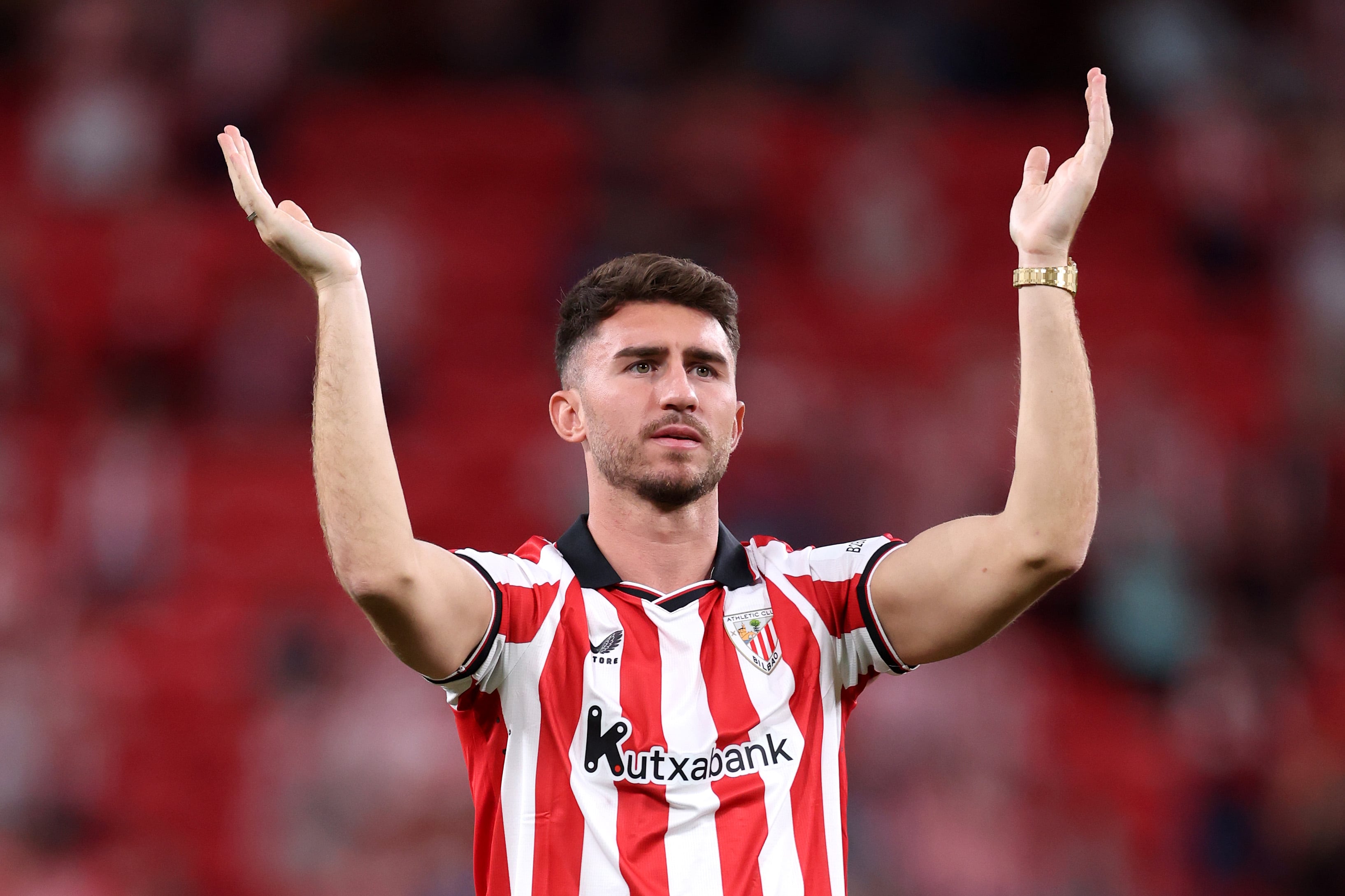 Aymeric Laporte saluda a la afición de San Mamés tras el partido ante el Alavés