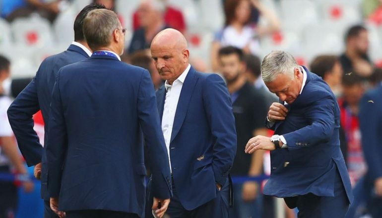 Didier Deschamps intenta quitarse del traje las molestas polillas