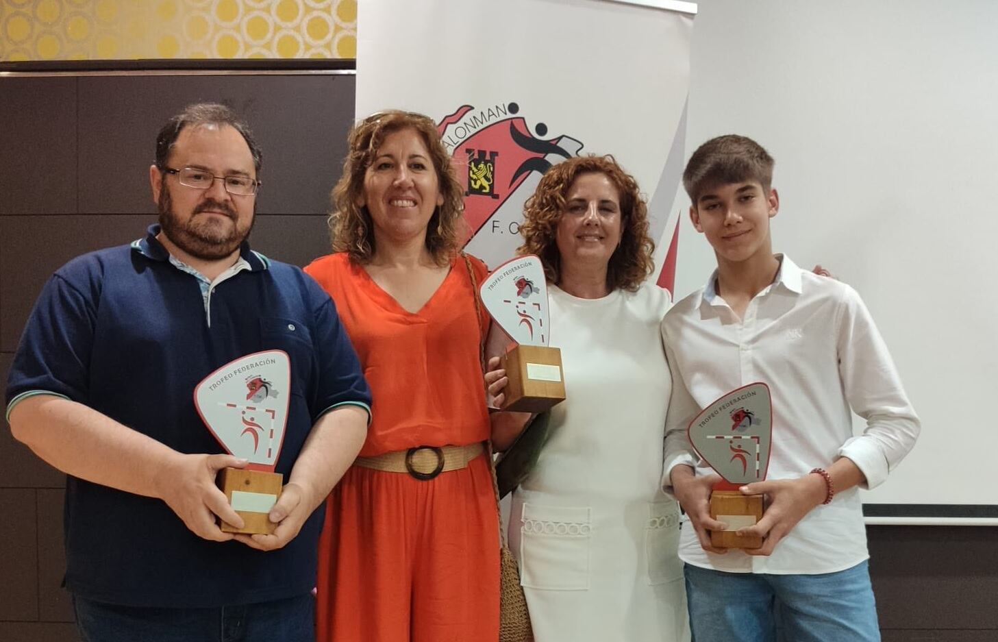 El presidente del Villa de Aranda, Eusebio Martín (i) y a su izquierda Elena García (Tubos Aranda) Junto a ellos el canterano Miguel Blanco