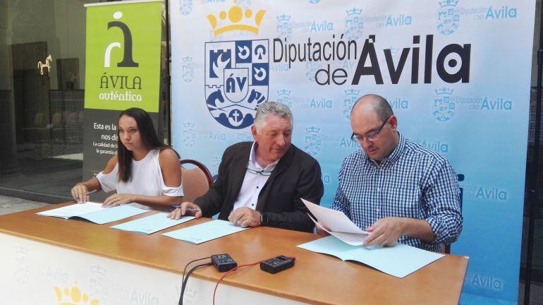 Paula Arias firmando el contrato de patrocinio deportivo de la Diputación de Ávila