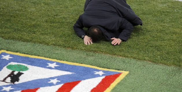 Simeone se lamenta sobre el césped del Calderón