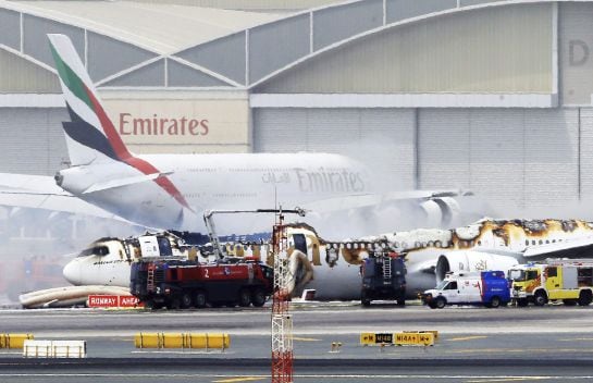 Vista del avión de la compañía Emirates Airlines procedente de la India tras sufrir un accidente al aterrizar en el Aeropuerto Internacional de Dubái.