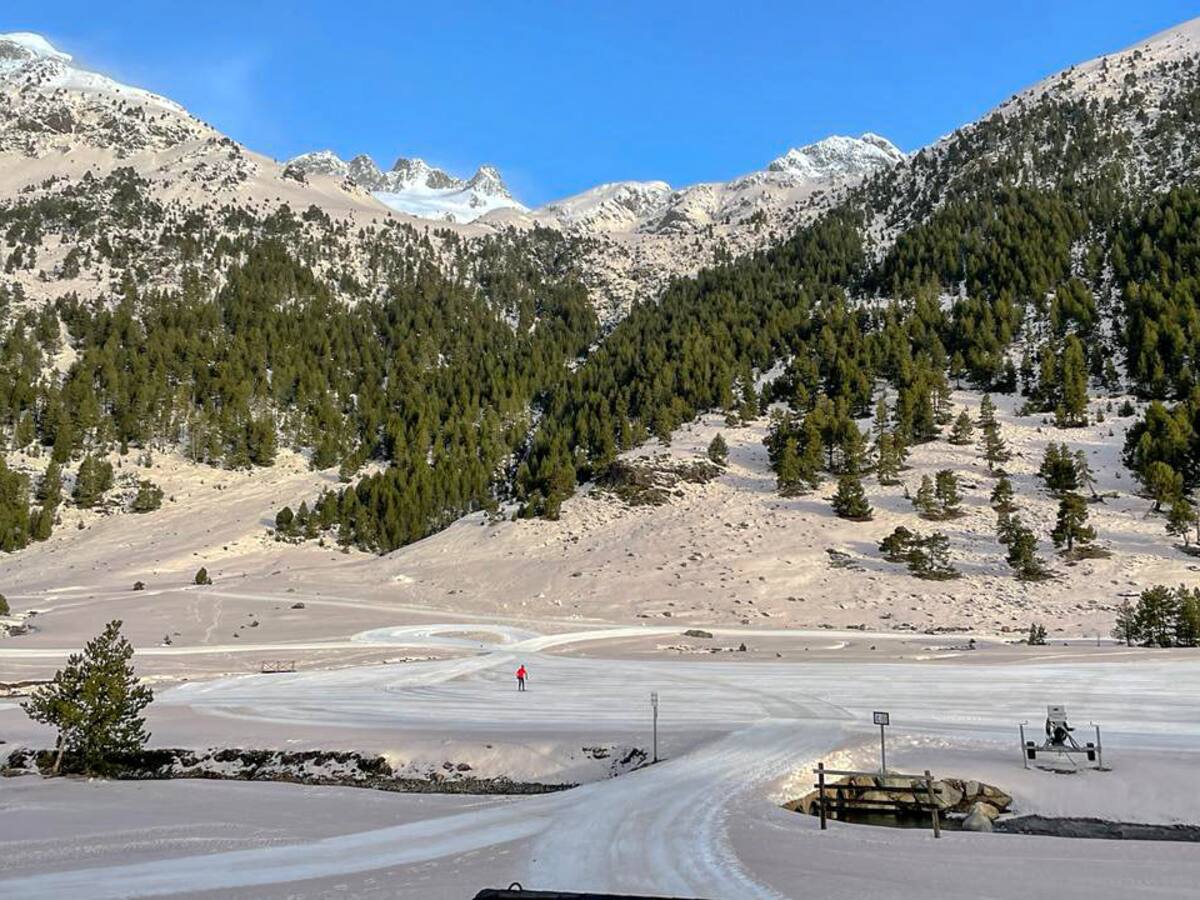 Polvo del Sáhara tiñe las montañas nevadas del Pirineo