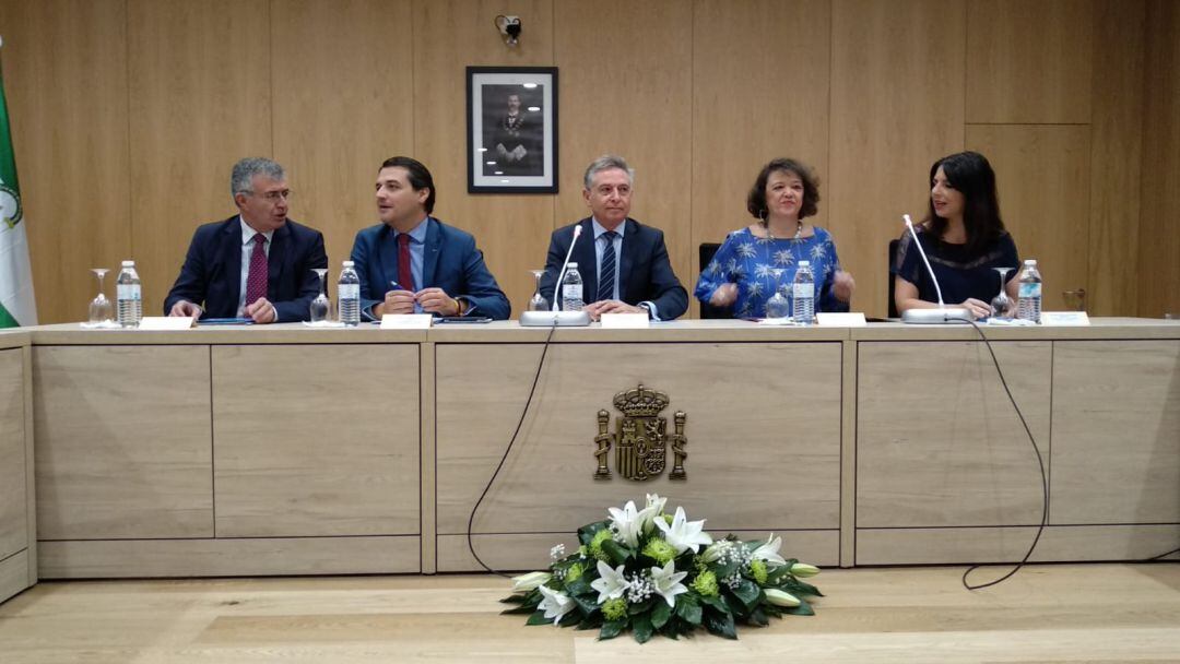 Autoridades en la reunión de la Comisión Provincial contra la Violencia de Género celebrada en la Ciudad de la Justicia en Córdoba