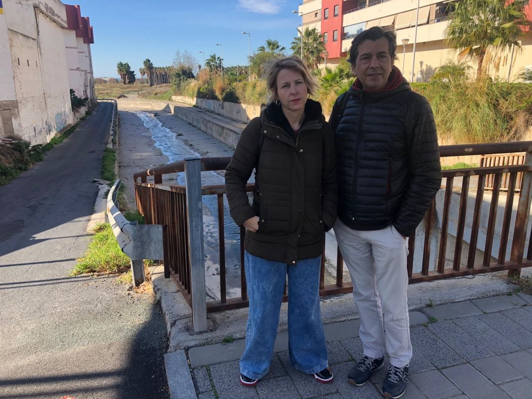 La portavoz de IU, Inmaculada Omiste y el concejal Jose Llorente denuncian vertidos fecales en la Rambla de los Álamos que va a parar a la Playa de las Azucenas