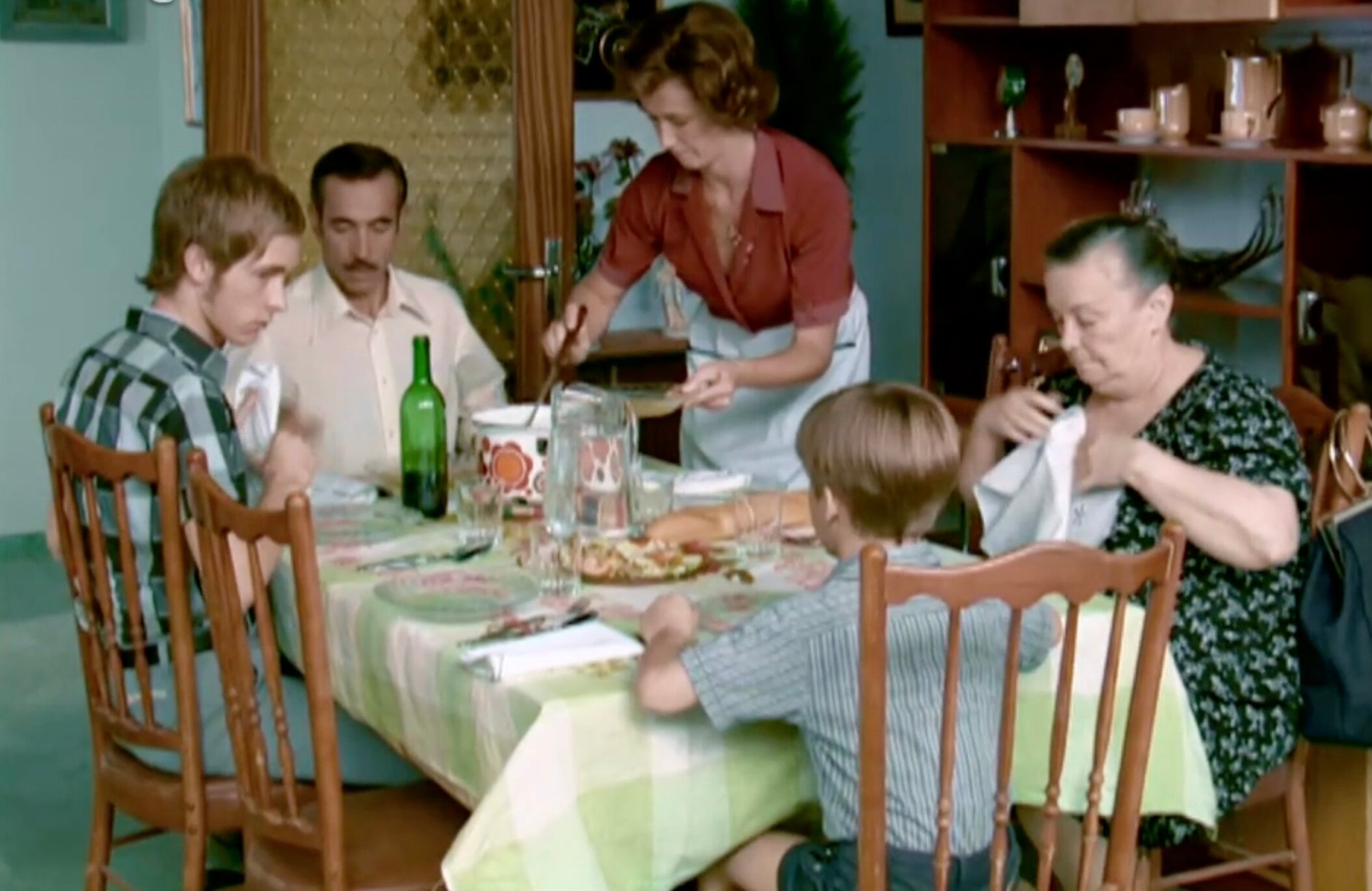 La familia Alcántara comiendo en platos de Duralex en el primer capítulo de la serie Cuéntame cómo pasó