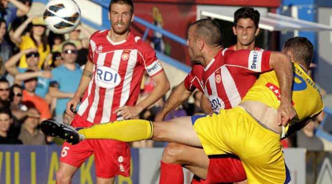 El centrocampista del Girona Moisés Hurtado pelea un balón con el delantero de la U.D Alcorcón Oriol Riera.