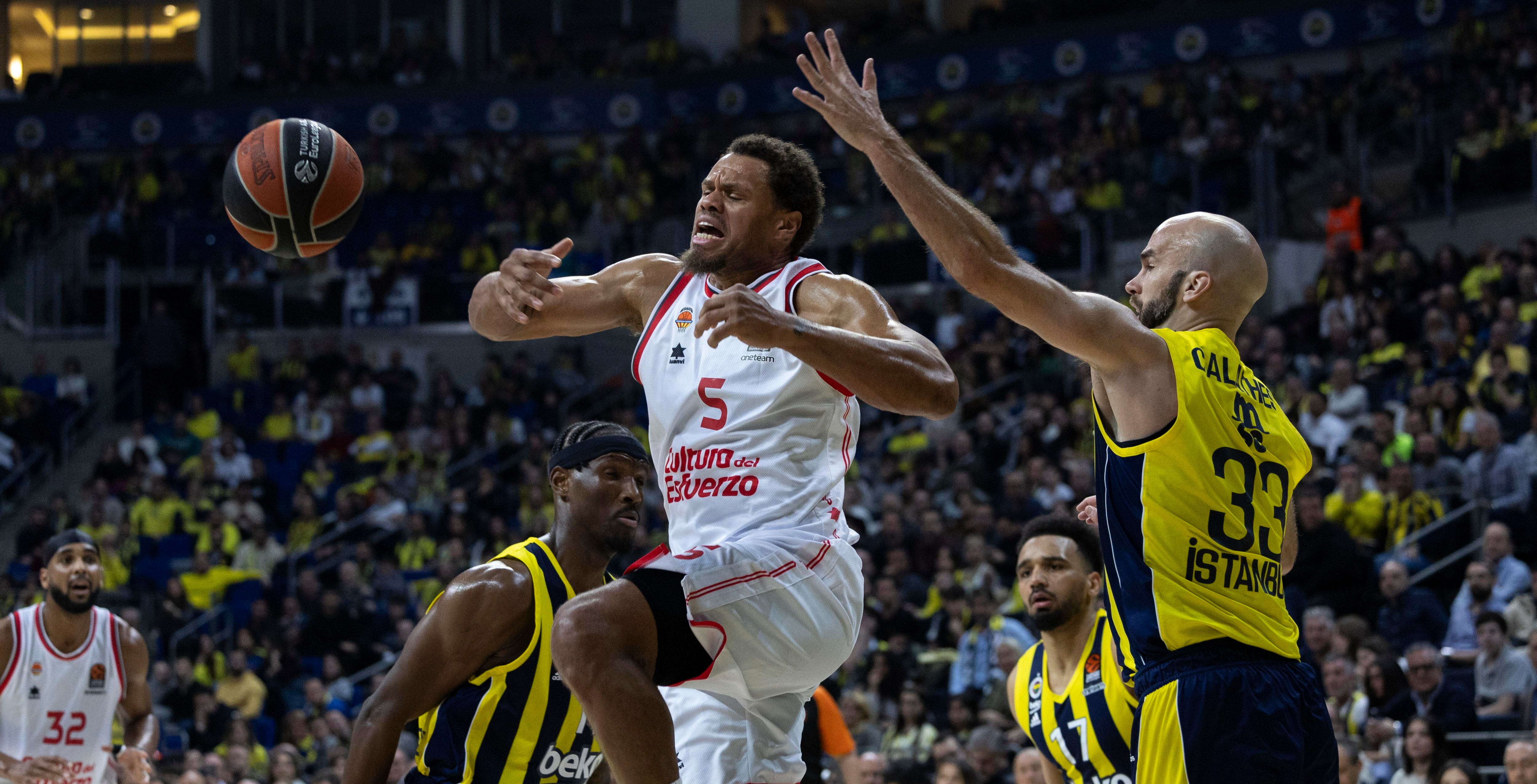 Istanbul (Turkey), 14/03/2024.- Valencia Basket&#039;s Justin Anderson (C) in action against Fenerbahce&#039;s Nick Calathes (R) during the Euroleague basketball match between Fenerbahce and Valencia Basket in Istanbul, Turkey, 14 March 2024. (Baloncesto, Euroliga, Turquía, Estanbul) EFE/EPA/TOLGA BOZOGLU
