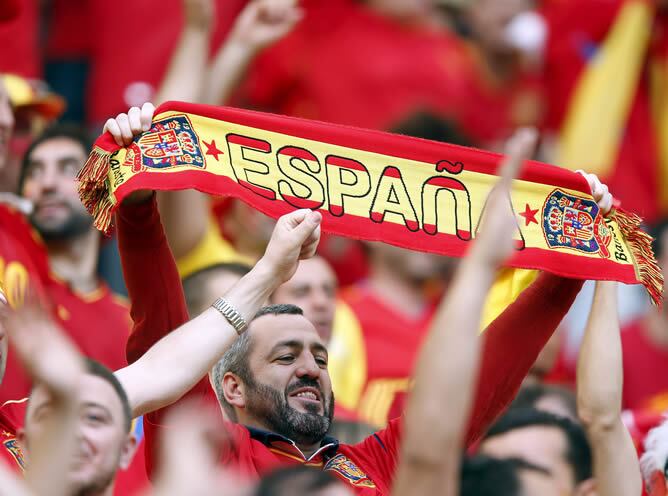 Aficionado español anima a su equipo en el estadio PGE Arena de Gdansk (Polonia) antes del comienzo del partido de la Eurocopa (Grupo C) que enfrentará a las selecciones de España e Italia