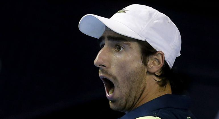 GRA305. VALENCIA, 30/10/2015.- El tenista uruguayo, Pablo Cuevas, reacciona durante el partido de cuartos de final del Torneo de Valencia de tenis, de categoría 250 en pista rápida cubierta, que ha disputado esta tarde contra el portugués, Joao Sousa. EFE/Kai Försterling