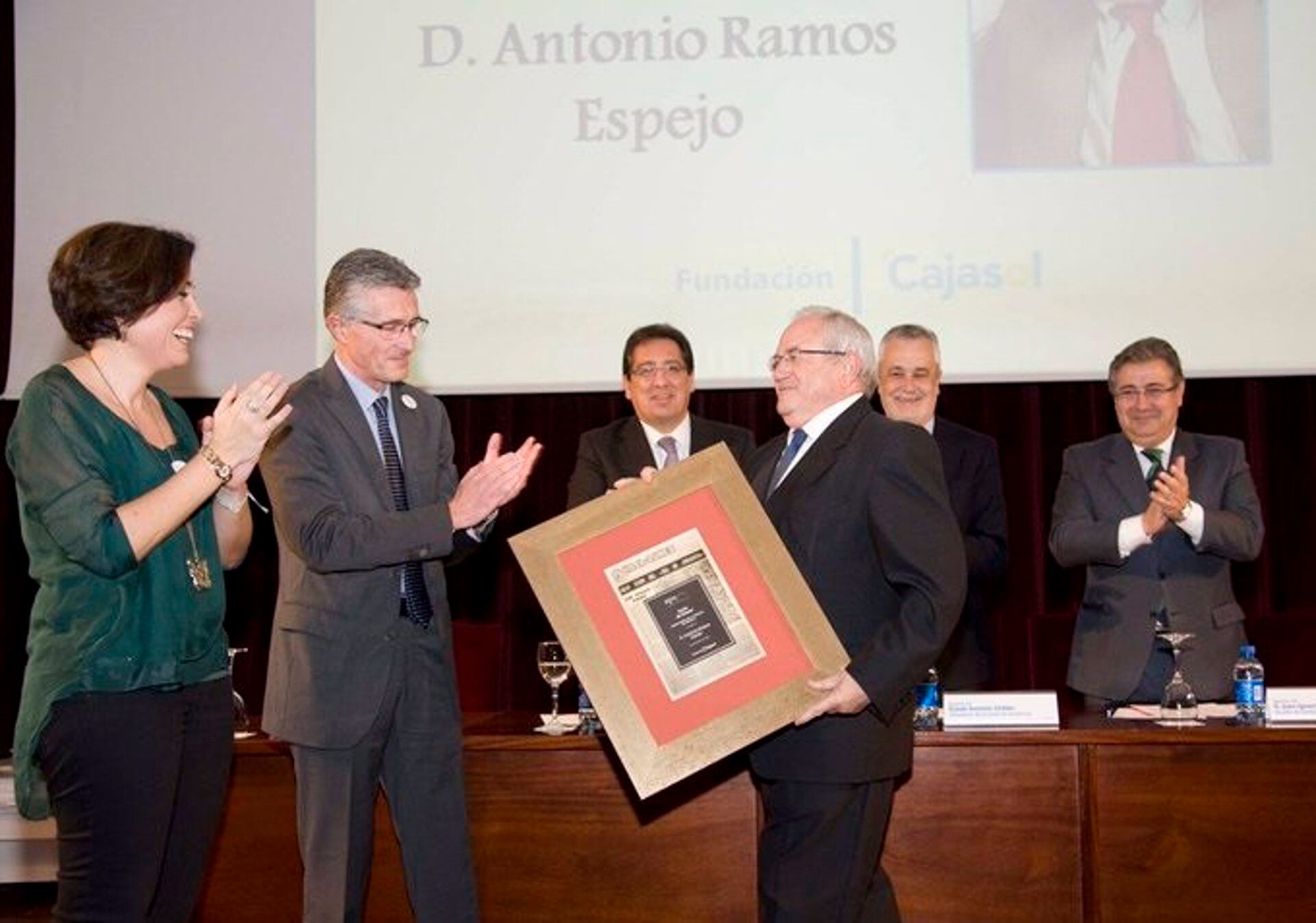 Antonio Ramos Espejo recoge una distinción de la Asociación de la Prensa de Sevilla.