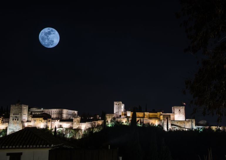 La superluna azul del 30 de enero de 2018 sobre la Alhambra de Granada