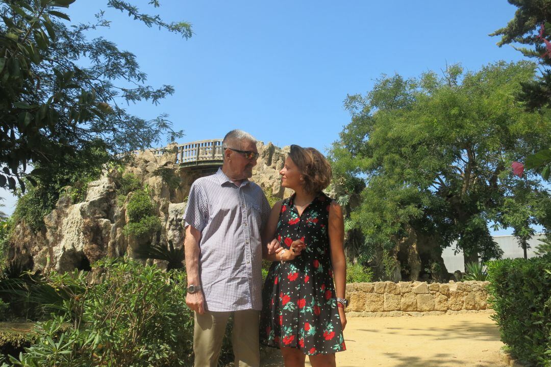 Aurelio Real junto a su hija Amanda en el parque Genovés