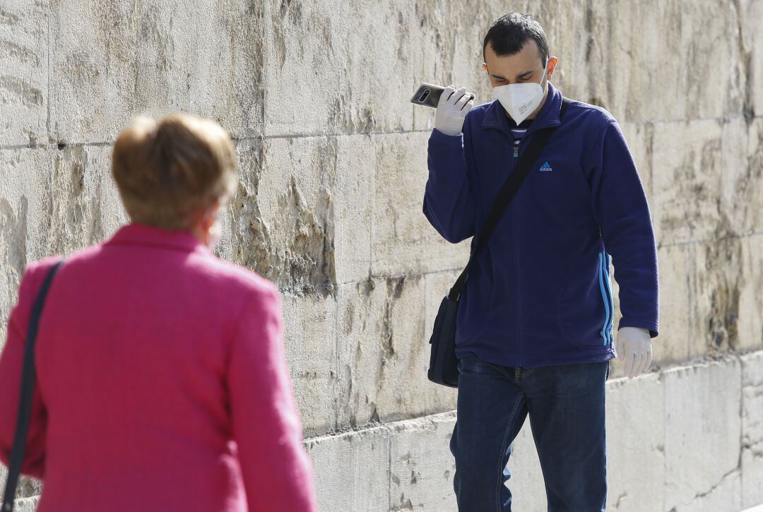 Una persona escucha su teléfono móvil.