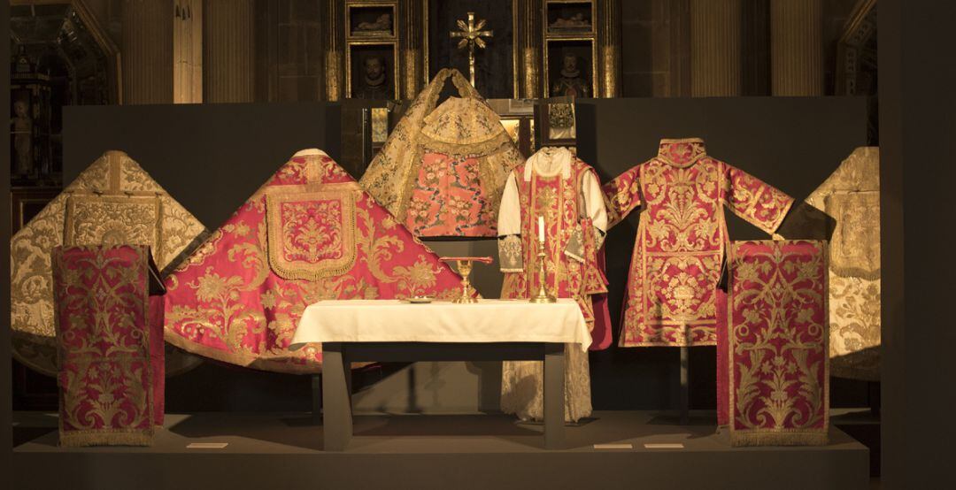 Algunas de las vestimentas que se pueden ver en la exposición.