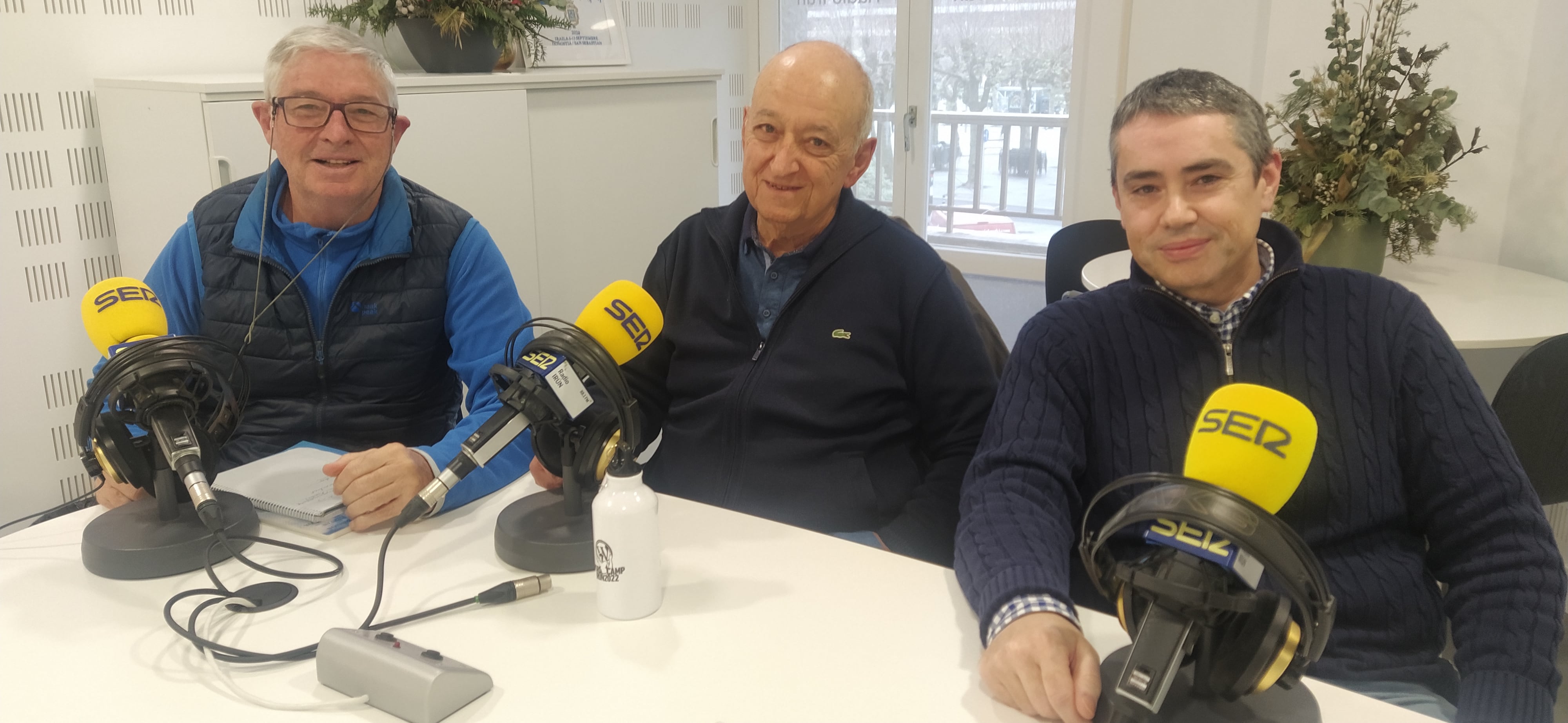 Jesús Valencia y David Urzainki, exdirectores con Santi Rodrigo, actual director del Instituto Plaiaundi, en radio Irun.