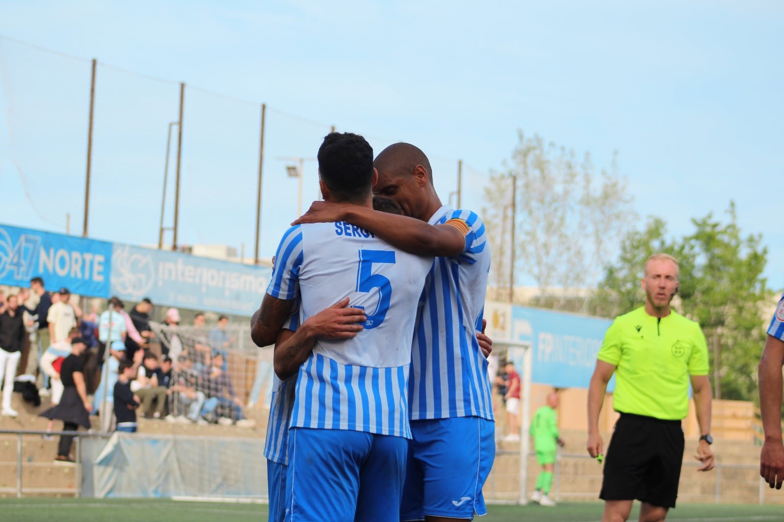 Los jugadores celebran uno de los goles