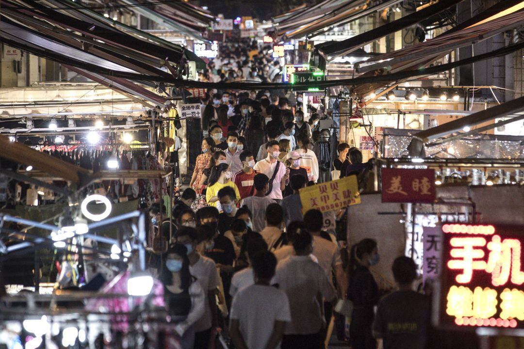 Una calle de comercios en Wuhan, donde la OMS viajó para hacer un informe sobre el origen del virus