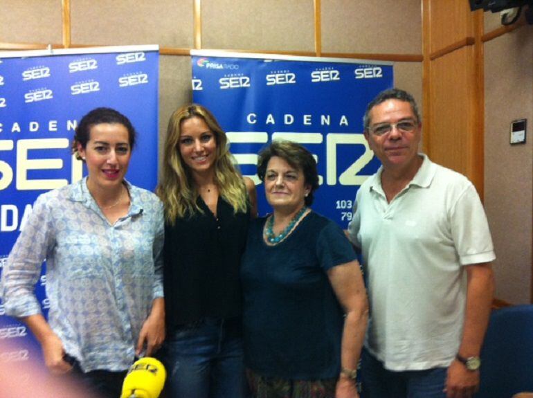 Edurne, junto a Cristina Menéndez, de Sombrerería Maquedano, flanqueadas por Salomón Hachuel y Elena Carazo