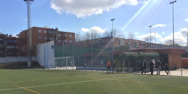 Alejandro Mateos salta al terreno de juego, acompañado por el delegado de campo