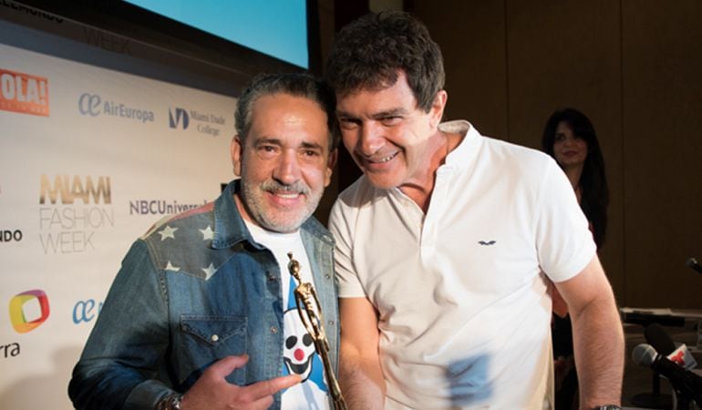 dEmo junto con Antonio Banderas en Miami durante la presentación del premio diseñado por el artista getafense. 