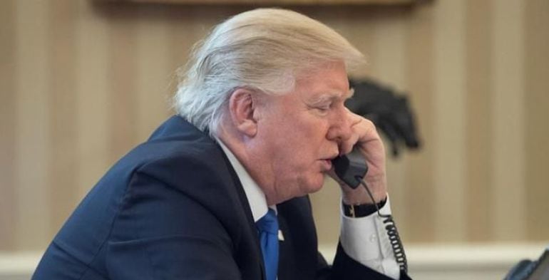 Donald Trump hablando por teléfono en una imagen de archivo.