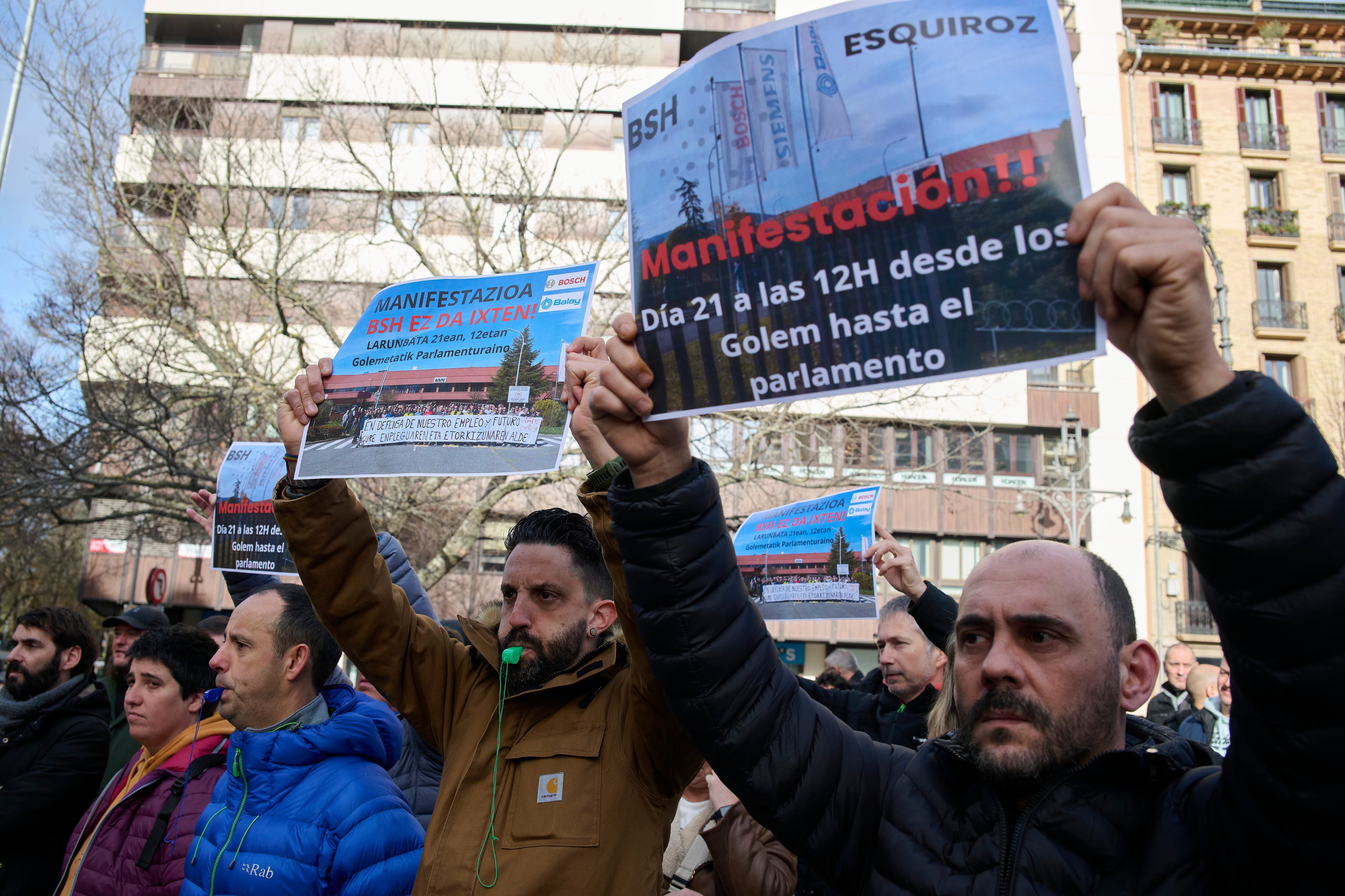 La plantilla de la fábrica de electrodomésticos BSH se ha concentrado este miércoles en Pamplona para protestar contra el anuncio de cierre de la factoría de Esquiroz