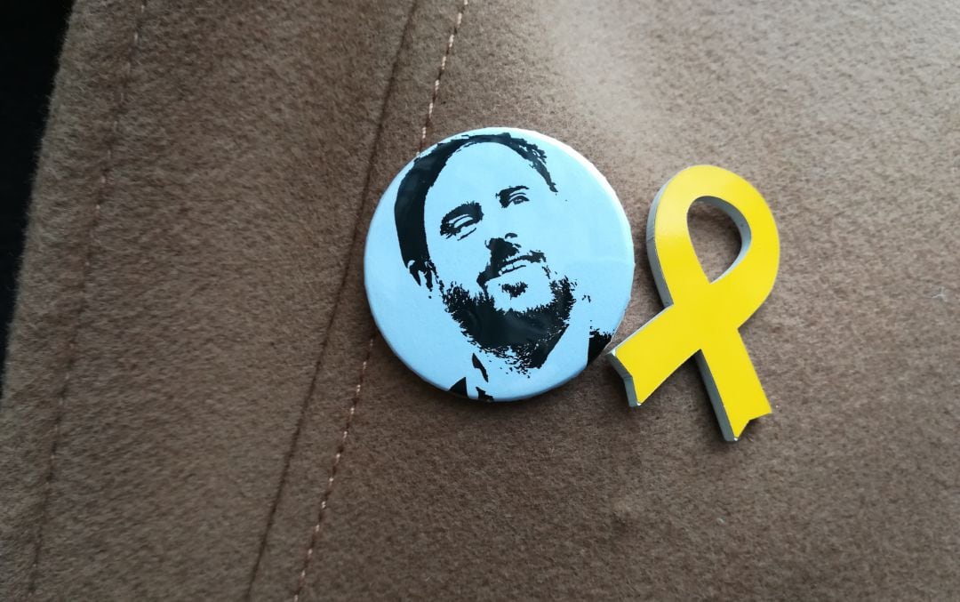 Chapa con rostro de Junqueras en el abrigo de Gabriel Rufián