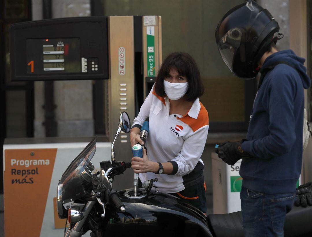 Trabajadora de una gasolinera repone carburante durante el estado de alarma sanitaria debido a la pandemia del coronavirus