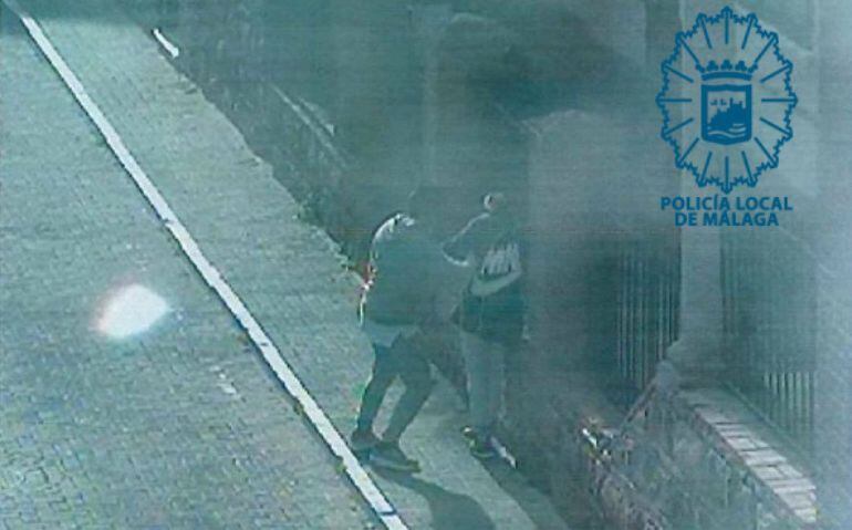 Fotograma de la cámara de seguridad que campó la agresión a la víctima en una calle de Málaga