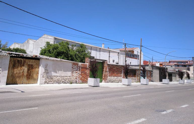 Construcciones en el &#039;Cordel de Aldehonsancho&#039; frente a la iglesia de San Andrés