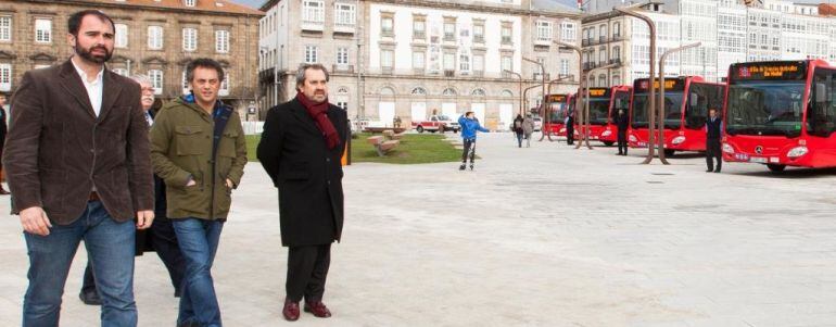 El alcalde junto a la flota de buses de la compañía de tranvías