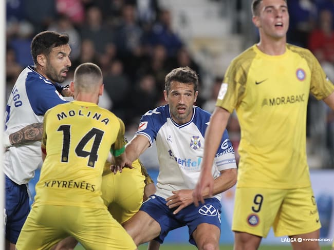 Aitor Sanz volvió a ser titular junto a Corredera en la medular.