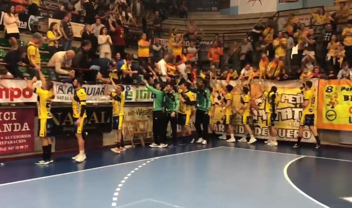 La plantilla del Tubos Aranda celebra la última victoria en el Príncipe ante Zamora junto a su afición