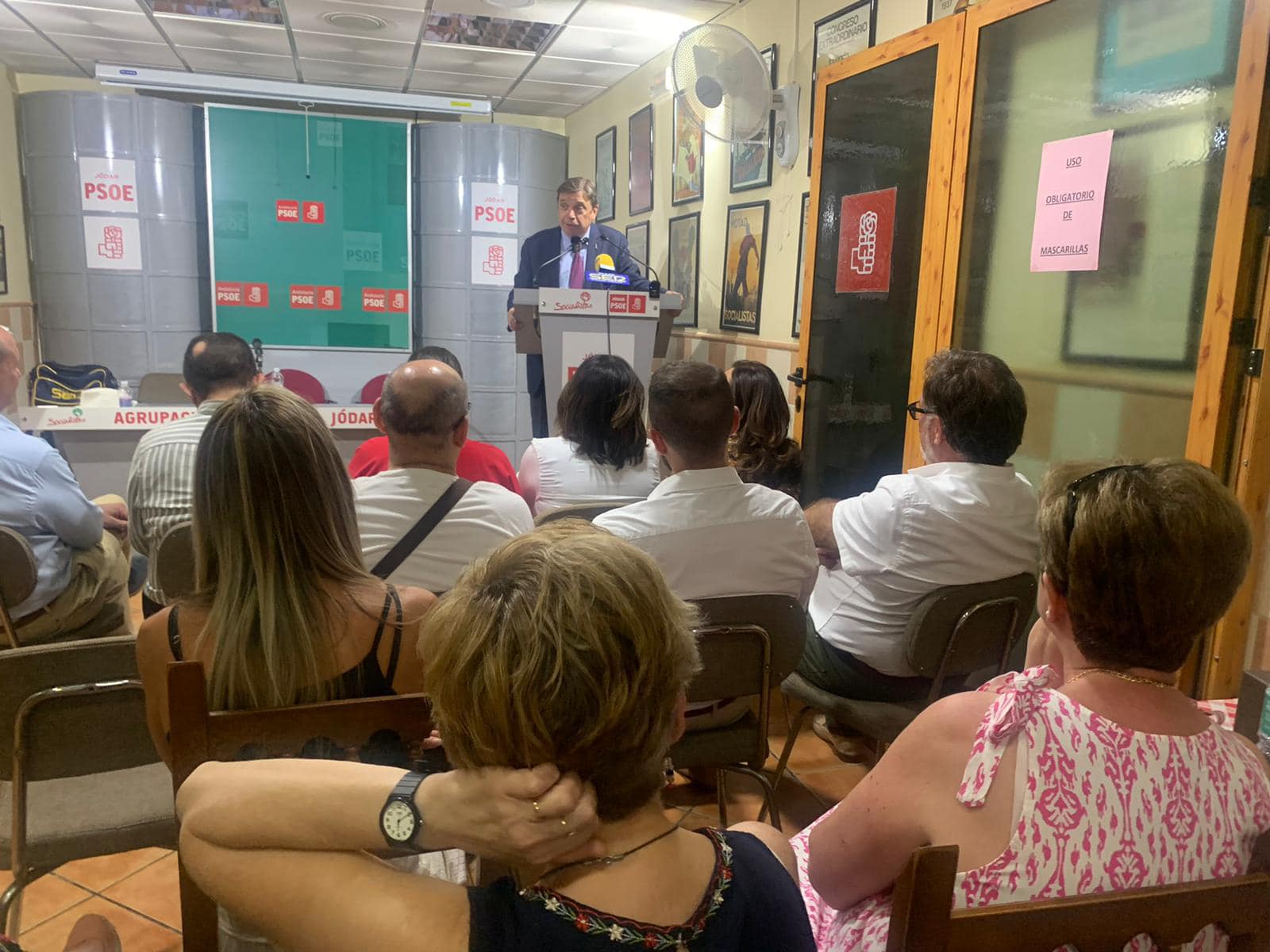 Momento de la intervención del ministro de Agricultura en la Casa del Pueblo del PSOE Jódar