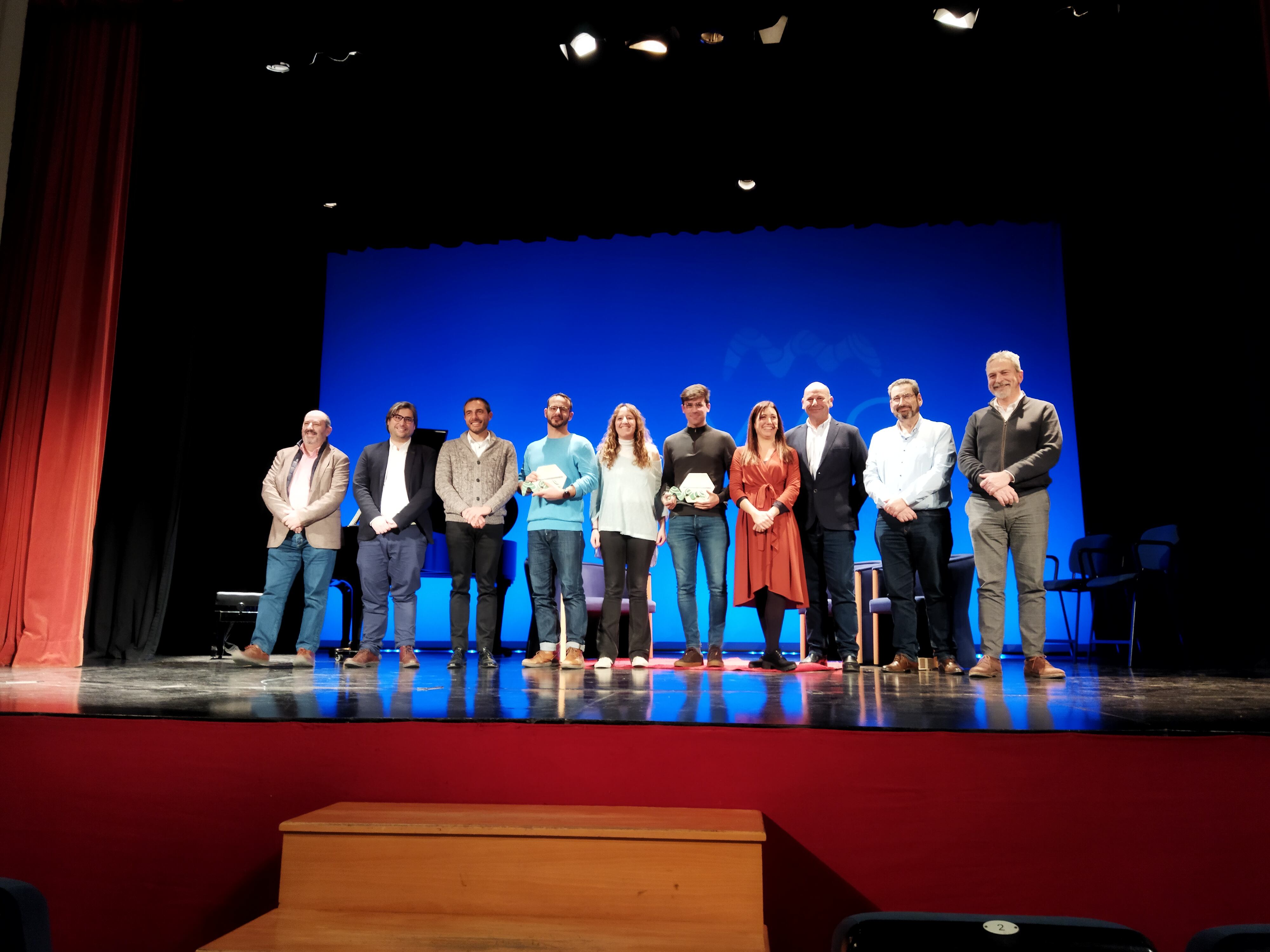 Los premiados junto a los representantes de entidades convocantes y colaboradoras en el escenario del Teatre Principal de Banyeres tras la gala de entrega de los premios.