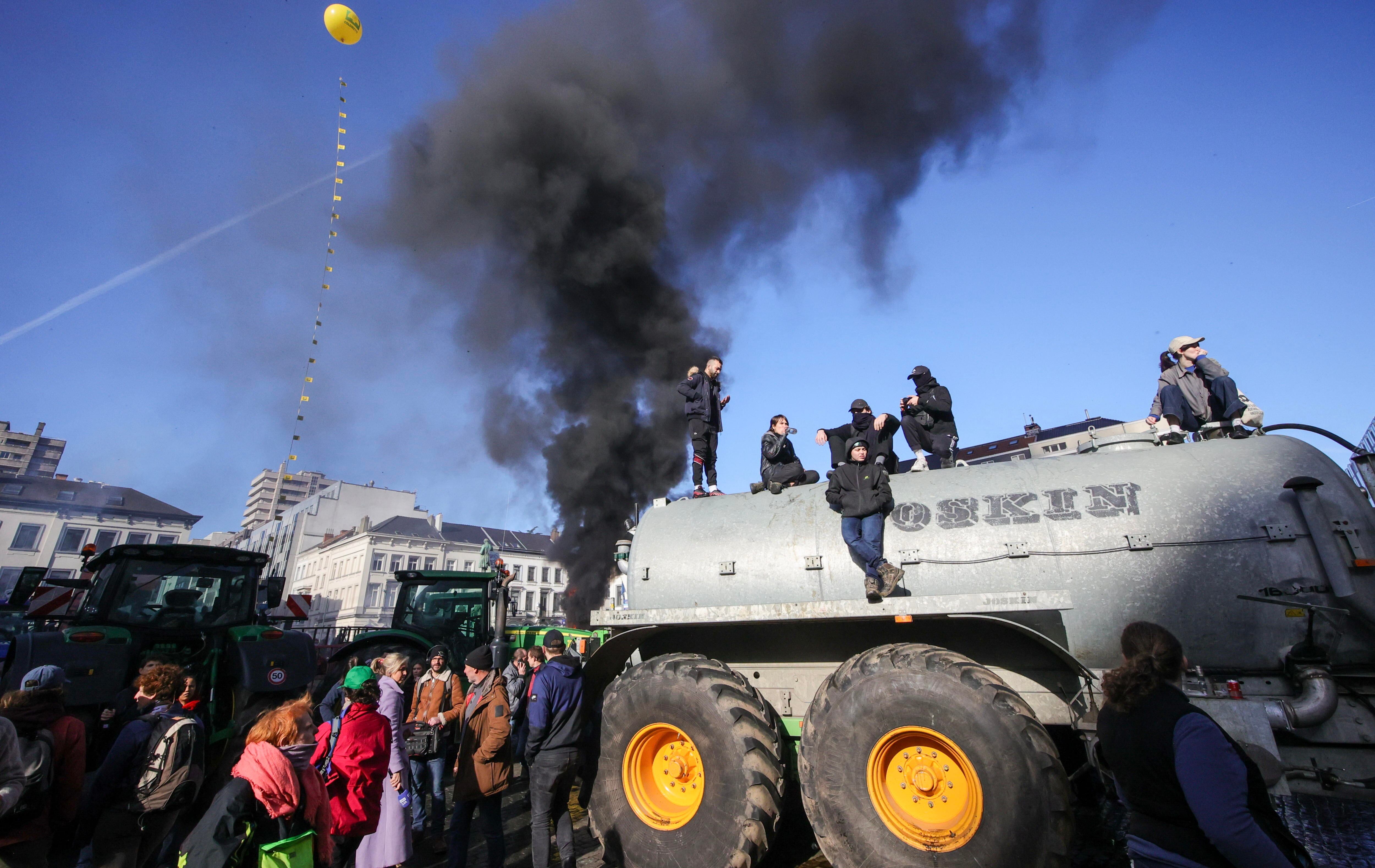 Una imagen de los protestas de los agricultores franceses y belgas en Bruselas, este jueves. EFE/EPA/OLIVIER MATTHYS