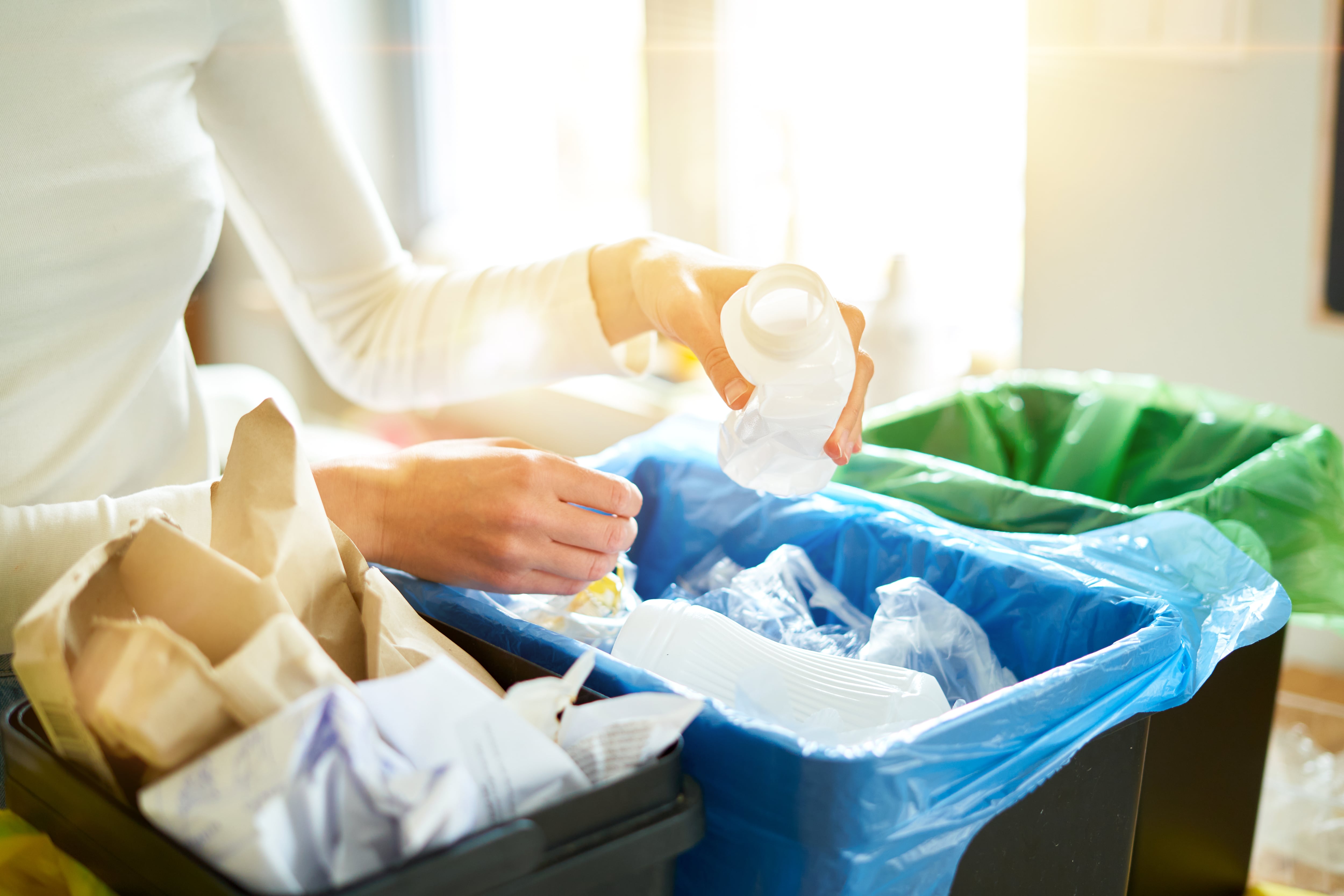 Una mujer reciclando en su casa